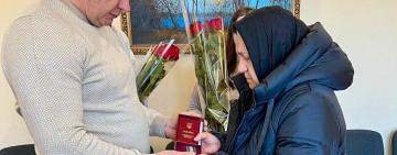 Матері загиблого воїна з Одещини передали нагороду сина